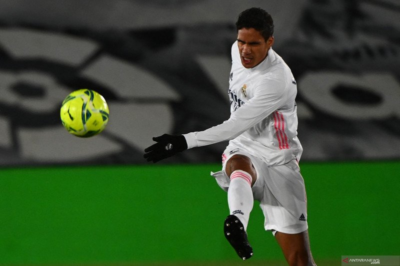 Kontrak Raphael Varane bersama Real Madrid akan habis akhir musim depan.(AFP/GABRIEL BOUYS)
