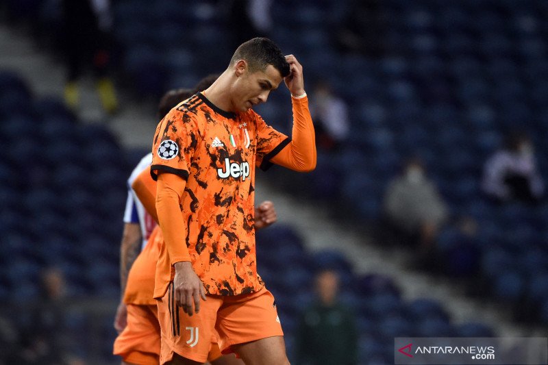Penyerang Juventus Cristiano Ronaldo menggaruk kepalanya pada pertandingan leg pertama putaran 16 besar Liga Champions yang dimainkan di Stadion Dragao, Porto, Rabu (17/2/2021). (ANTARA/AFP/MIGUEL RIOPA)
