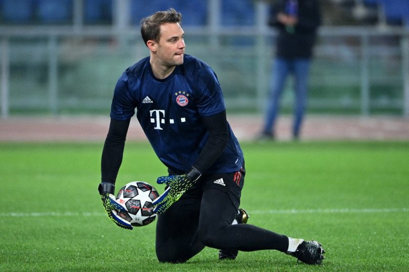 Penjaga gawang Bayern Muenchen Manuel Neuer saat pemanasan menjelang leg pertama 16 besar Liga Champions melawan Lazio pada 23 Februari 2021 di Stadion Olimpiade, Roma. (AFP/ALBERTO PIZZOLI)