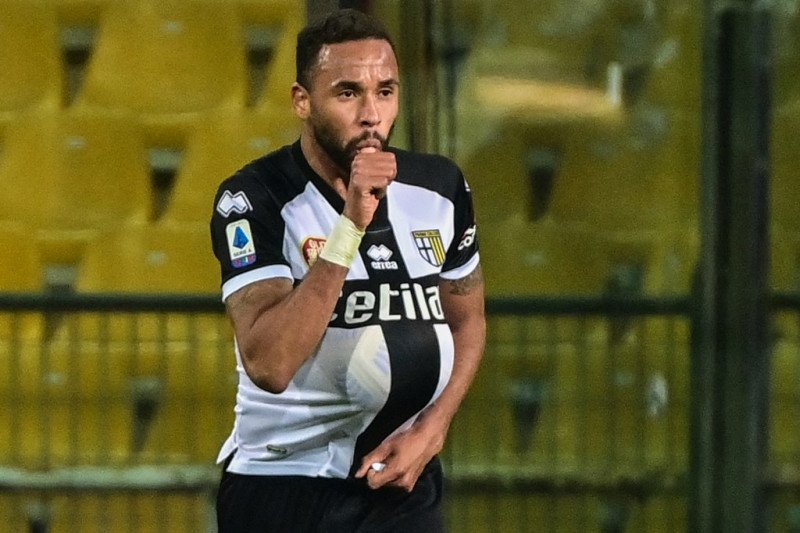Bek Parma asal Brazil, Hernani, (dalam foto arsip 4 Maret 2021 ketika melawan Inter Milan di Stadion Ennio-Tardini), menciptakan salah satu dari dua gol saat Parma menang 2-0 atas AS Roma pada 14 Maret 2021. (AFP/MIGUEL MEDINA)


