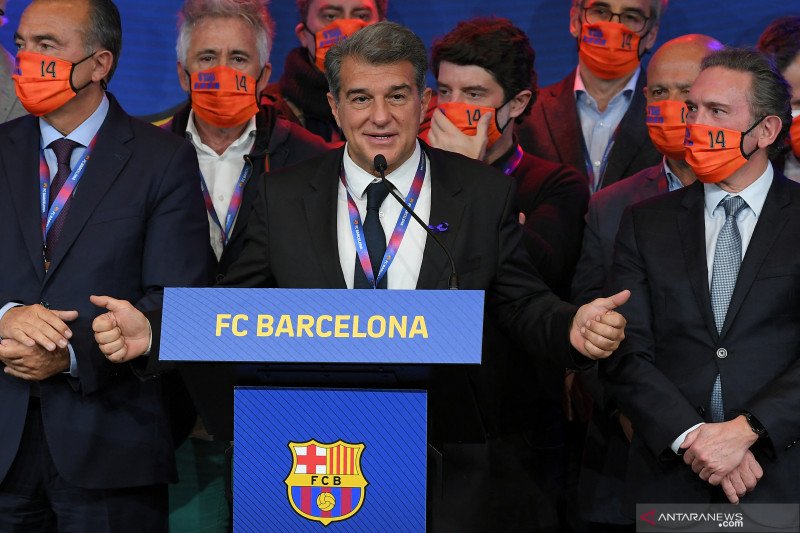 Joan Laporta melakukan pidato setelah memenangkan pemilihan presiden Barcelona pada 8 Maret 2021 di Camp Nou.(AFP/LLUIS GENE)