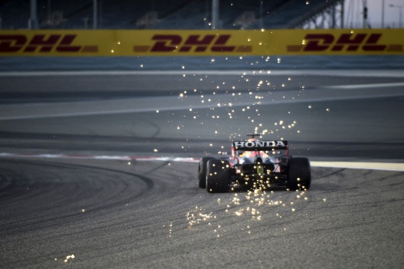 Pebalap tim Red Bull Max Verstappen menjalani sesi tes pramusim di Sirkuit Internasional Bahrain, Sakhir. (14/3/2021) (AFP/Mazen Mahdi)

