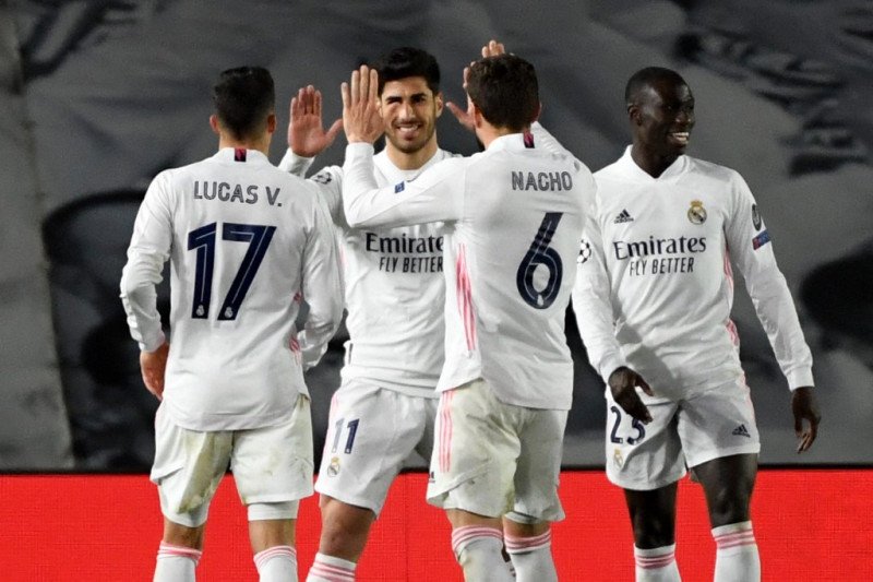 Gelandang Real Madrid Marco Asensio (2L) merayakan golnya bersama rekan-rekan satu timnya dalam leg kedua 16 Besar Liga Champions melawan Atalanta di Stadion Alfredo di Stefano di Valdebebas, pinggiran Madrid, 15 Maret 2021. (AFP/PIERRE-PHILIPPE MARCOU)
