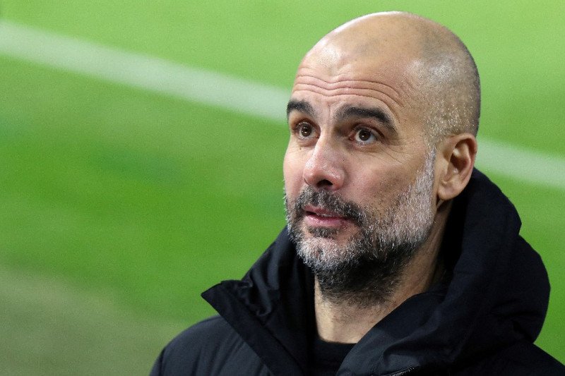 Manajer Manchester City Pep Guardiola (dalam foto 16 Maret 2021 setelah menghadapi Borussia Monchengladbach dalam Liga Champions) kemahalan untuk kantong Juventus yang keuangannya tengah merugi. (AFP/PETER KOHALMI)