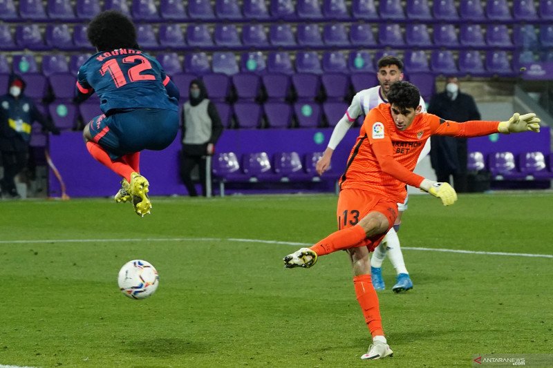 Kiper Sevilla, Yassine Bounou Bono sesaat sebelum cetak gol penyeimbang lch between Real Valladolid and Sevilla at the Jose Zorrilla stadium in Valladolid on March 20, 2021. (Photo by Cesar Manso / AFP) (AFP/CESAR MANSO)
