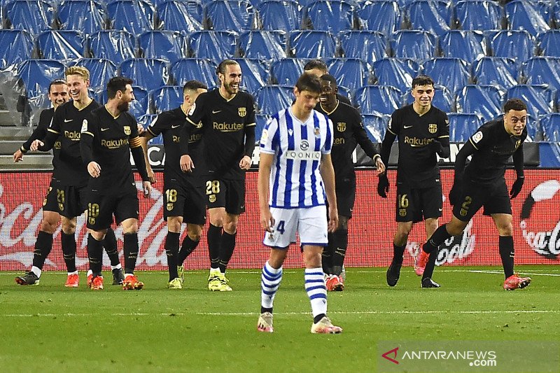 Para pemain Barcelona melakukan selebrasi usai cetak gol lawan Real Sociedad dalam lanjutan Liga Spanyol di stadion Anoeta, San Sebastian, Spanyol pada 22 Maret 2021. (AFP/ANDER GILLENEA)
