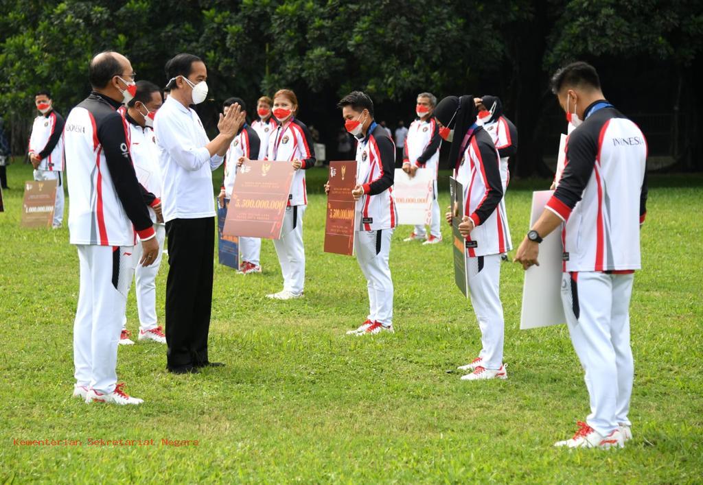 Jokowi Serahkan Bonus Atlet Olimpiade