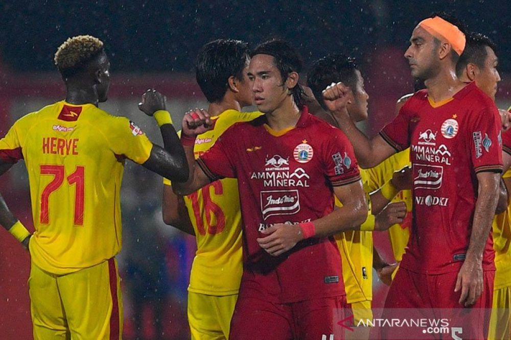 IMBAS CORONA: Pesepak bola Persija Jakarta Ryuji Utomo (tengah) dan Otavio Dutra salam siku dengan pesepak bola Bhayangkara FC Nady Bi Bola Guy-Herve dan Achmad Jufriyanto usai pertandingan Liga 1 2020 di Stadion PTIK, Jakarta, Sabtu (14/3/2020). Salam si