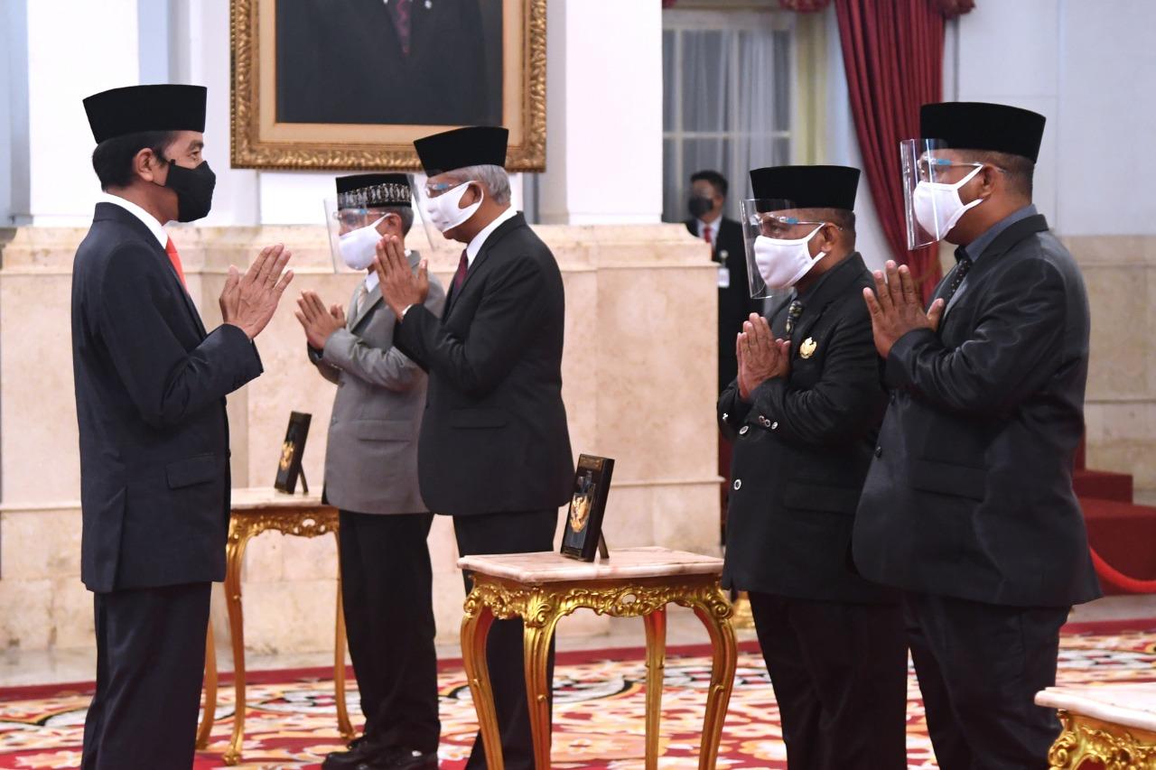 Jokowi Anugerahkan Gelar Pahlawan kepada Enam Tokoh Nasional