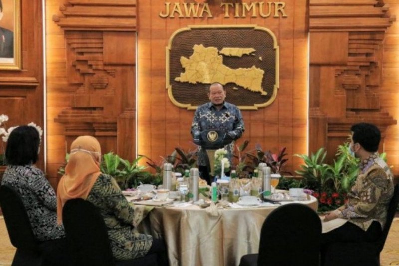 Foto Dok - Ketua DPD RI LaNyalla Mattalitti menyampaikan sambutan di sela kunjungan kerjanya di Gedung Negara Grahadi di Surabaya, Minggu (22/11/2020). (ANTARA Jatim/HO-Istimewa)

