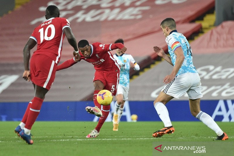 Gelandang Liverpool Georginio Wijnaldum (tengah) melepaskan tembakan untuk mencetak gol kedua timnya ke gawang Wolverhampton dalam lanjutan Liga Inggris di Stadion Anfield, Liverpool, Inggris, Minggu (6/12/2020) waktu setempat. (ANTARA/REUTERS/POOL/Peter 