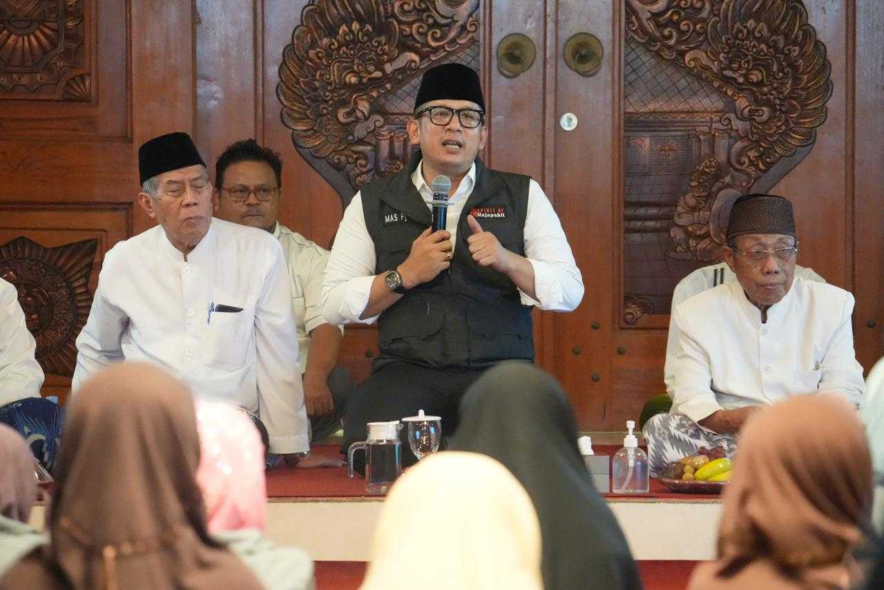 Penjabat (Pj) Wali Kota Mojokerto, Moh. Ali Kuncoro saat menghadiri acara Muhasabah 2023 dan Munajat 2024 di Pendopo Sabha Mandala Tama, Balai Kota Mojokerto, Minggu (31/12).