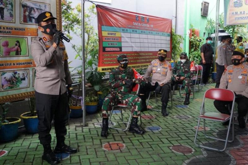 Kapolda Jatim Irjen Pol Nico Afinta saat meninjau Kampung Tangguh Semeru di Jalan Maspati Surabaya, Rabu (03/02/2021). (ANTARA Jatim/HO-Polda Jatim/WI)
