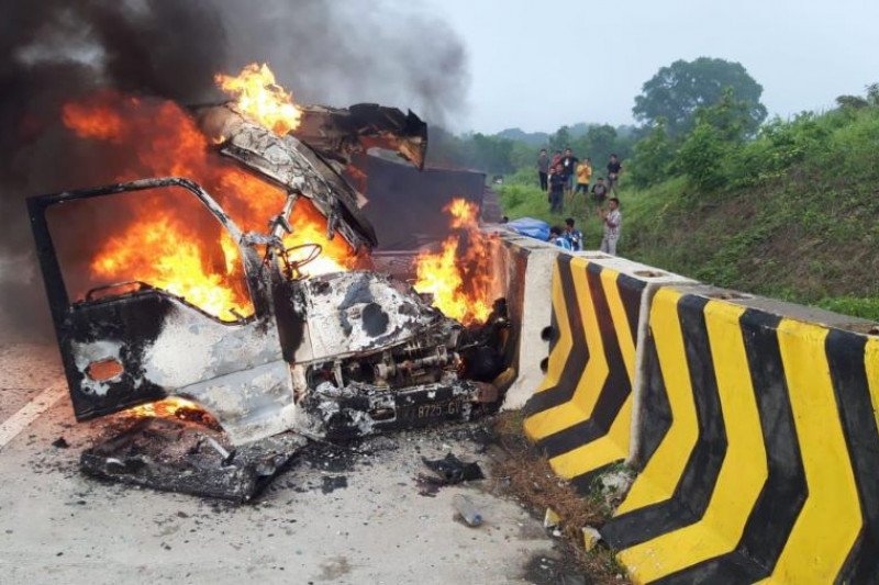 Elf terbakar di KM 631 A Tol Madiun-Nganjuk arah Surabaya, Kamis sekitar pukul 05.30 WIB yang mengakibatkan tiga orang penumpang meninggal dunia. (ANTARA Jatim/HO/WI)