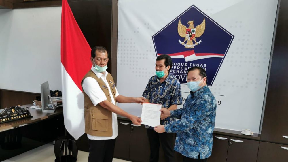 Bapak V.Hery memberikan donasi yang diterima Gugus Tugas Covid-19. Foto: doc. dexa