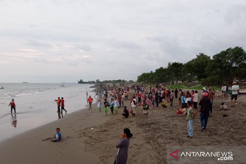 Pencarian anak yang hilang terseret ombak pada Jumat (5/3/2021). (Antarasumbar/Fathul Abdi)

