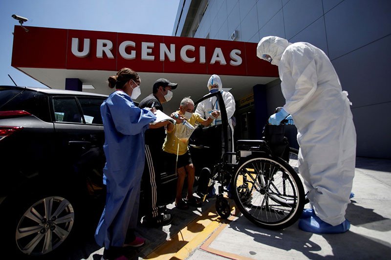 Petugas kesehatan menerima pasien diduga terinfeksi virus corona (COVID-19), di rumah sakit umum "Tierra y Libertad", di Monterrey, Meksiko, Jumat (24/7/2020). ANTARA FOTO/REUTERS/Daniel Becerril/hp/djo

