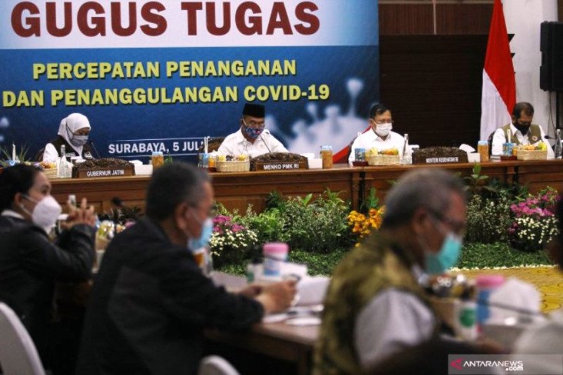 Menteri Koordinator Pembangunan Manusia dan Kebudayaan (Menko PMK) Muhadjir Effendy (kedua kiri), Menteri Kesehatan Terawan Agus Putranto (kedua kanan), Kepala BNPB sekaligus Ketua Gugus Tugas Nasional COVID-19 Letjen TNI Doni Monardo (kanan) dan Gubernur