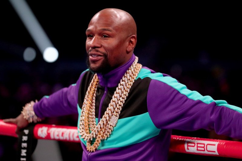 Floyd Mayweather Jr yang kini sudah gantung sarung tinju, sebelum terung Errol Spence Jr melawan Mikey Garcia dalam kelas welter IBF. (AFP/TOM PENNINGTON)

