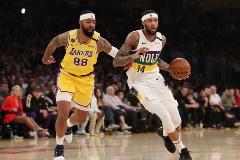Pemain Los Angeles Lakers Markieff Morris (kiri) saat berduel dengan pemain New Orleans Pelicans Brandon Ingram dalam laga di Staples Center pada 25 Februari 2020 di Los Angeles, California. Markieff Morris adalah saudara kembar dari Marcus Morris yang me