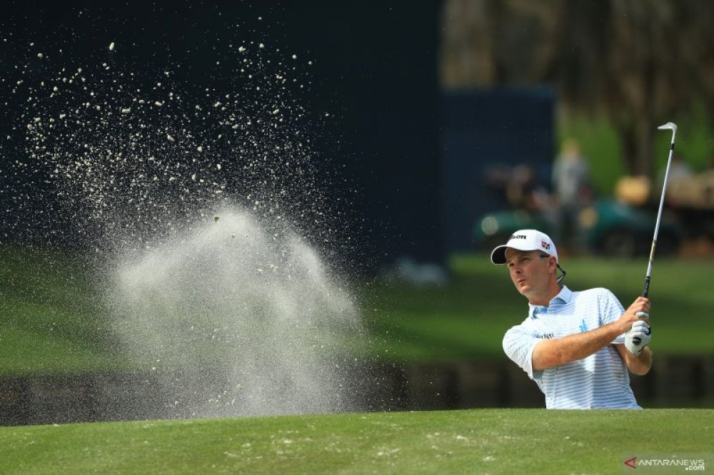 Pegolf AS Kevin Streelman melepaskan pukulan di hole ke-16 pada putaran latihan menjelang turnamen The Players Championship di The Stadium Course, Florida, 11 Maret 2020. (ANTARA/AFP/Mike Ehrmann)