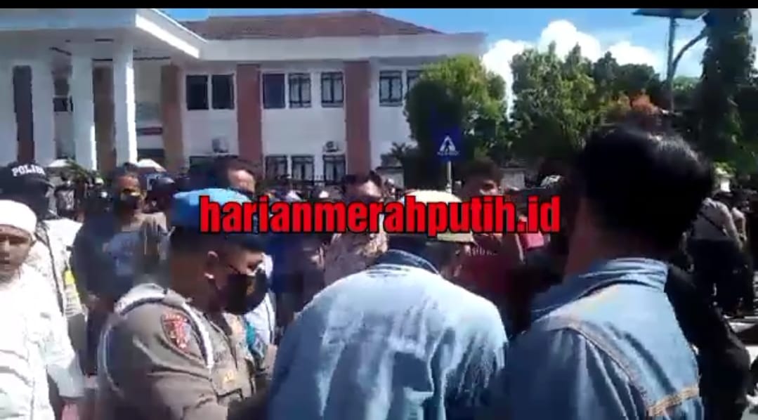Aksi demo gabungan mahasiswa ini sebagai bentuk sikap protes terhadap kebijakan Pemerintah Kota Ambon, sehubungan dengan Pemberlakuan Pembatasan Kegiatan Masyarakat (PPKM) darurat, di masa Pandemi Covid-19. HMP/BOY
