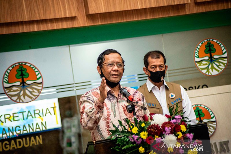 Menko Polhukam Mahfud MD (kiri) didampingi Kepala BNPB Doni Monardo (kanan) memberikan keterangan pers seusai mengikuti Rapat Koordinasi Khusus (Rakorsus) Tingkat Menteri di Kementerian Lingkungan Hidup dan Kehutanan, Jakarta, Kamis (2/7/2020). ANT