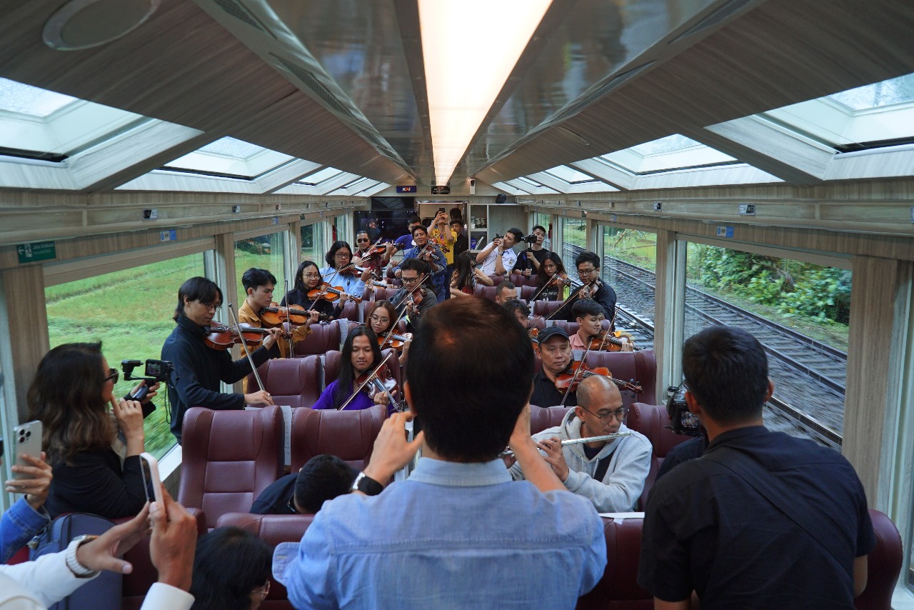 PT Kereta Api Indonesia (Persero) menggandeng Addie MS dan Twilite Orchestra untuk tampil di Kereta Panoramic yang dirangkaikan dengan KA Argo Dwipangga relasi Gambir – Solo Balapan serta di stasiun Solo Balapan pada Jumat (1/12)