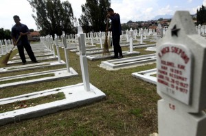 Surabaya tengah menghadapi permasalahan keterbatasan lahan makam. Pemerintah Kota (Pemkot) Surabaya pun berupaya mencari solusi, salah satunya dengan menggandeng pengembang perumahan agar turut serta dalam penyediaan lahan pemakaman.