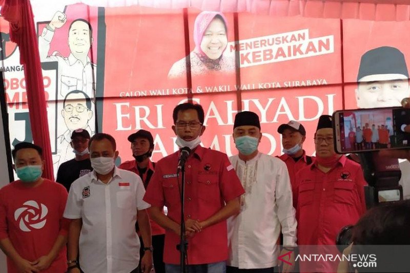 Ketua DPC PDI Perjuangan Adi Sutarwijono didampingi pasangan Eri Cahyadi-Armudji saat sambutan menanggapi hasil hitung cepat di kantor DPC di Jalan Setail Surabaya, Rabu (09/12/2020). (ANTARA Jatim/Willy Irawan)