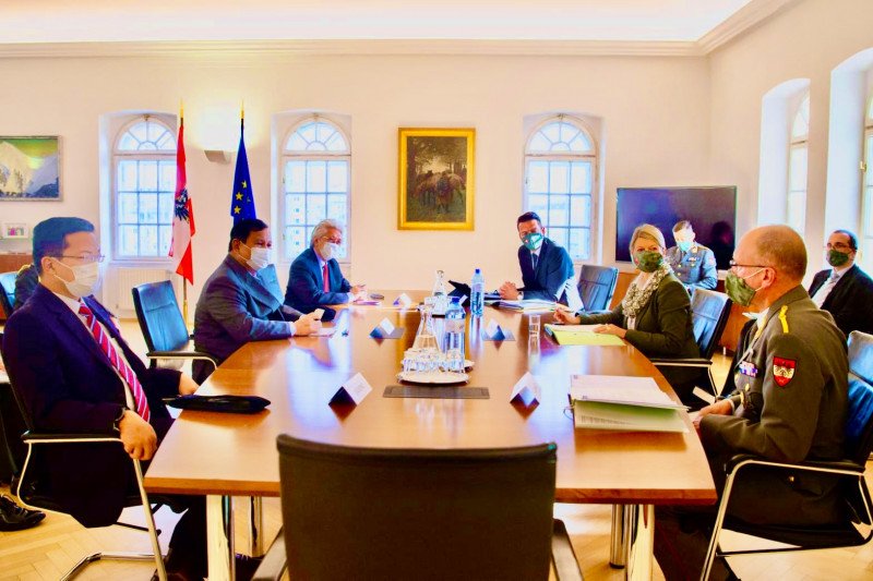 Menteri Pertahanan RI, Prabowo Subianto, melaksanakan kunjungan ke Wina, Austria, untuk bertemu dengan Menteri Pertahanan Austria, Klaudia Tanner, di kantor Kementerian Pertahanan Austria Selasa (20/10 (KBRI)

