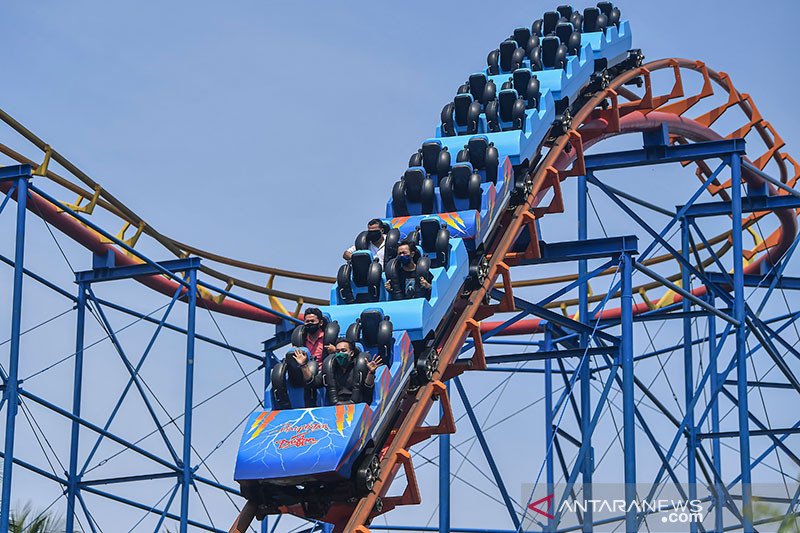 Pengunjung mencoba wahana permainan saat berwisata di Dufan, Ancol, Jakarta, Sabtu (20/6/2020). Setelah ditutup selama dua bulan akibat pandemi COVID-19, kawasan rekreasi Taman Impian Jaya Ancol kembali dibuka. ANTARA FOTO/Nova Wahyudi/aww.
