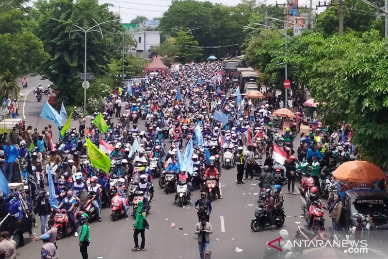 Massa buruhberkumpul di depan mal Cito untuk melakukan aksi menolak Omnibus Law di Surabaya, Kamis (8/10/2020). (ANTARA Jatim/Willy Irawan) 