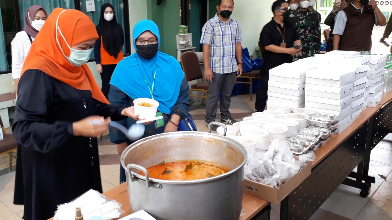 Gubernur Jawa Timur Khofifah Indar Parawansa menyempatkan diri  mengunjungi Pekerja Migran Indonesia (PMI) asal Jatim
