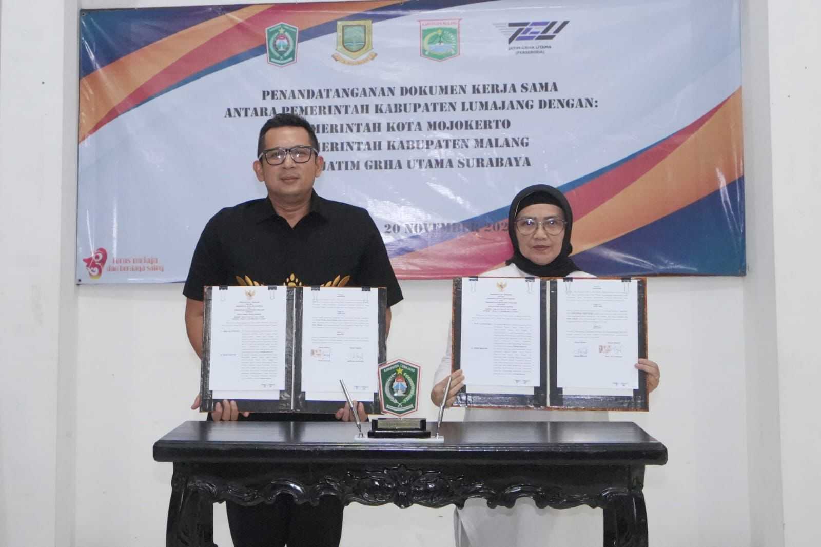 Penandatanagan Perjanjian Kerja Sama dan Kesepakatan Bersama oleh Penjabat (Pj) Wali Kota Mojokerto Moh. Ali Kuncorto dengan Pj. Bupati Lumajang Indah Wahyuni di Lumajang, Rabu (21/11/2024).
