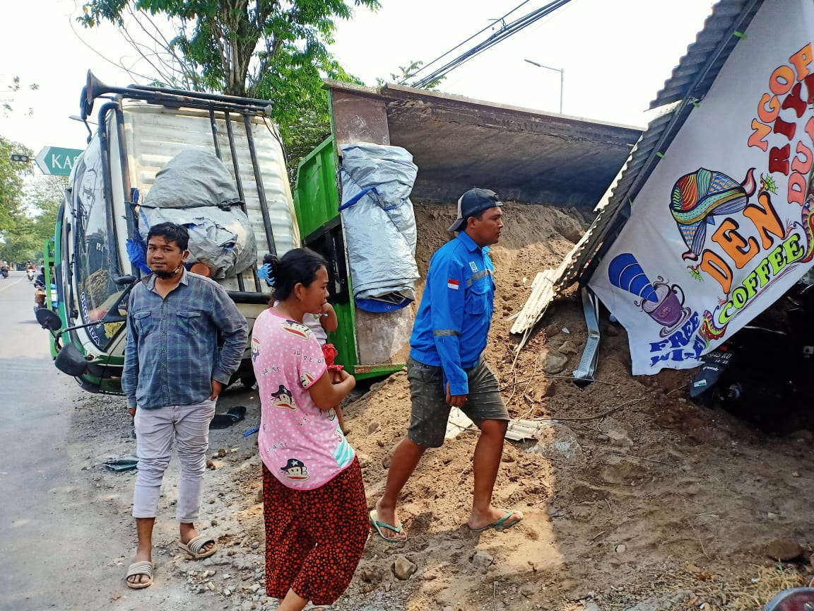 Dump Truk yang terguling menimpa warung Bang Jak, di Menganti Gresik. HMP/ROMEO