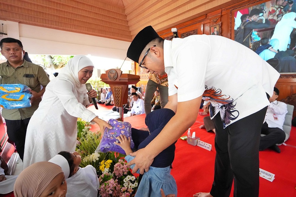 Pj Wali Kota Mojokerto, Moh Ali Kuncoro bersama Khofifah Indar Parawansa saat memberikan santunan kepada 500 anak yatim di Sabha Kridhatama, Rumah Rakyat Kota Mojokerto, Kamis (4/4)