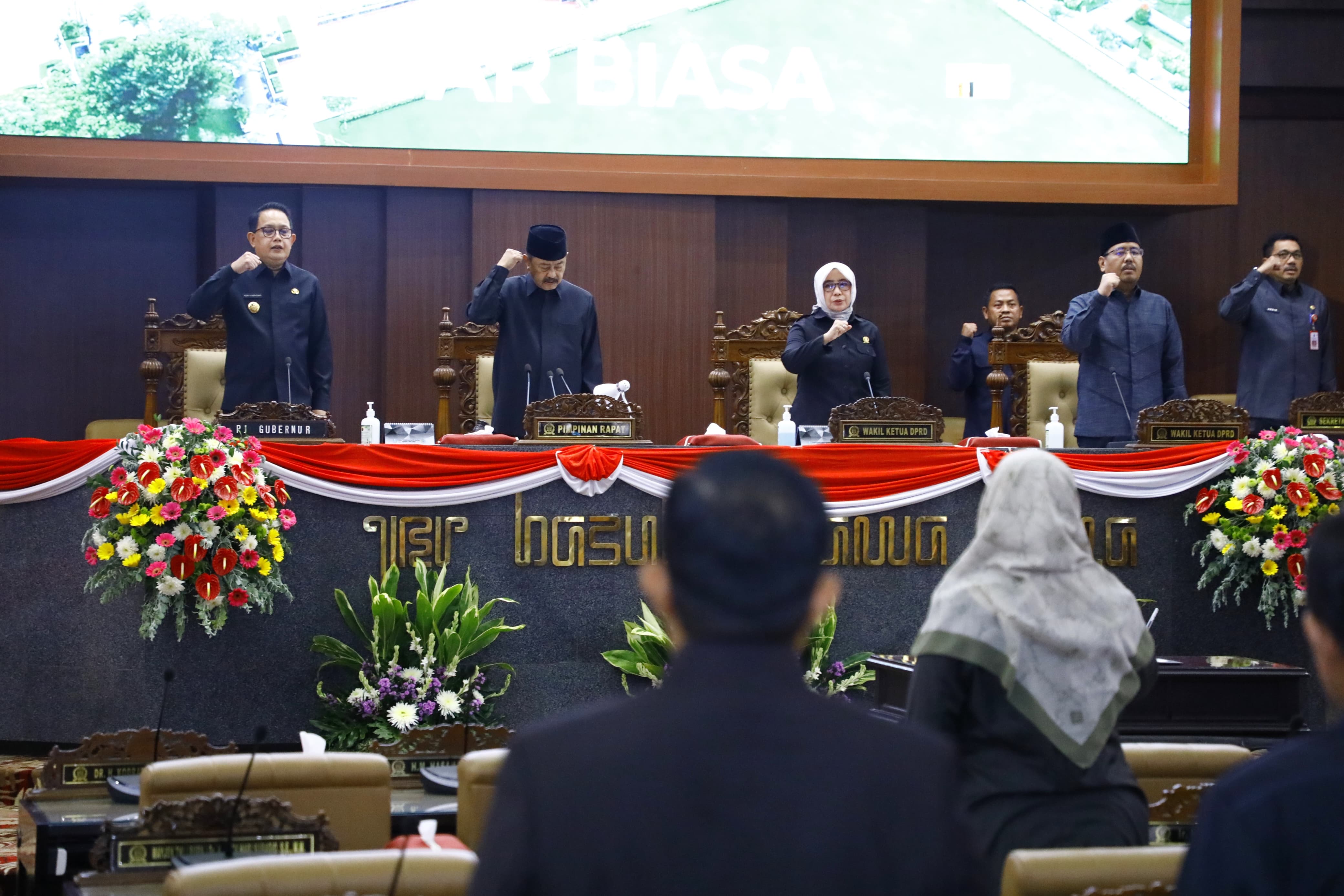 Pj Gubernur Jawa Timur Adhy Karyono menyampaikan Laporan Keterangan Pertanggungjawaban (LKPJ) Akhir Tahun Anggaran 2023 di hadapan anggota dan pimpinan DPRD Jatim, di Jl. Indrapura, Surabaya, Senin (25/3).