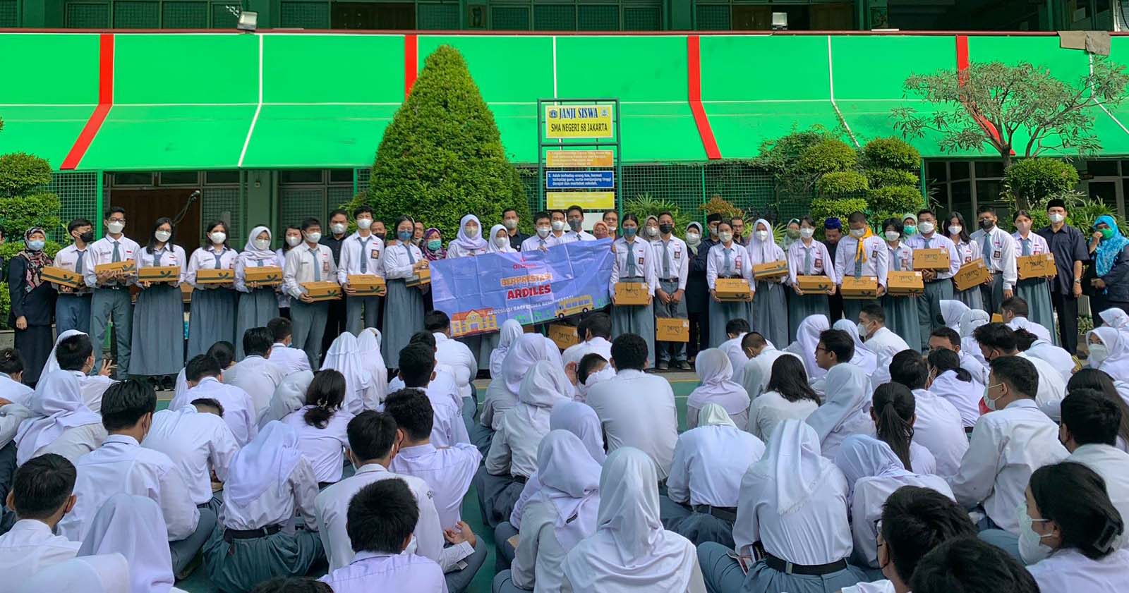 pemberian sepatu Ardiles Khusus untuk siswa berprestasi di SMAN 68 dan SMPN 273 Jakarta