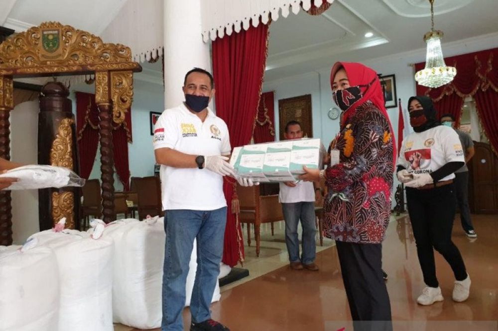Ketua MPR Bambang Soesatyo melalui Relawan 4 Pilar dan Gerak BS salurkan bantuan kesehatan ke Dapil Jawa Tengah VII, dan diterima Bupati Purbalingga Diyah