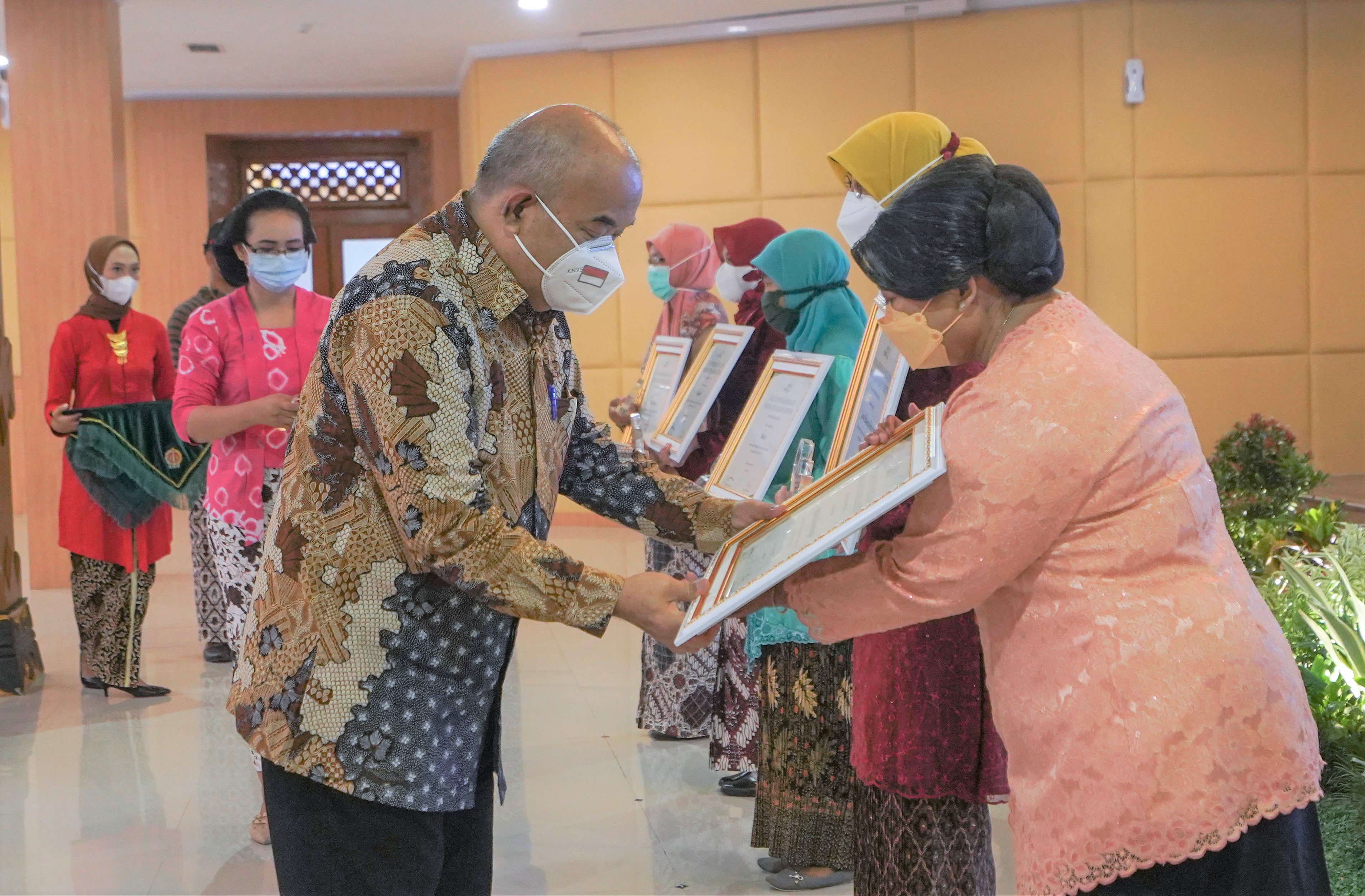Mewakili Ibu Negara RI Iriana Joko Widodo, Wagub DIY KGPAA Paku Alam X menyerahkan penghargaan bagi perempuan berjasa dan berprestasi daerah  di Gedhong Pracimasana, Kompleks Kepatihan, Yogyakarta