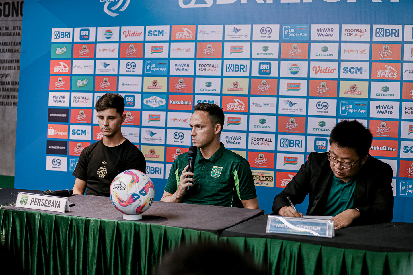 Pelatih Persebaya Paul Munster saat memberikan keterangan si sesi konferensi pers. (Persebaya)