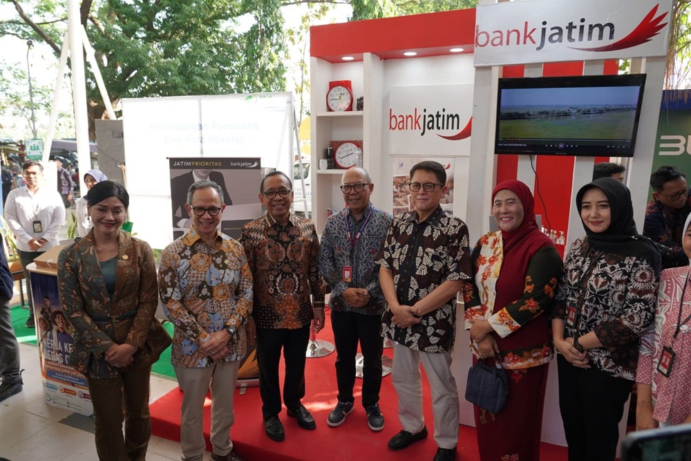 bankjatim memberikan fasilitas tenda UMKM dan Agen Jatim saat kegiatan Kick Off EKI pada hari Sabtu (3/8) di Bojonegoro