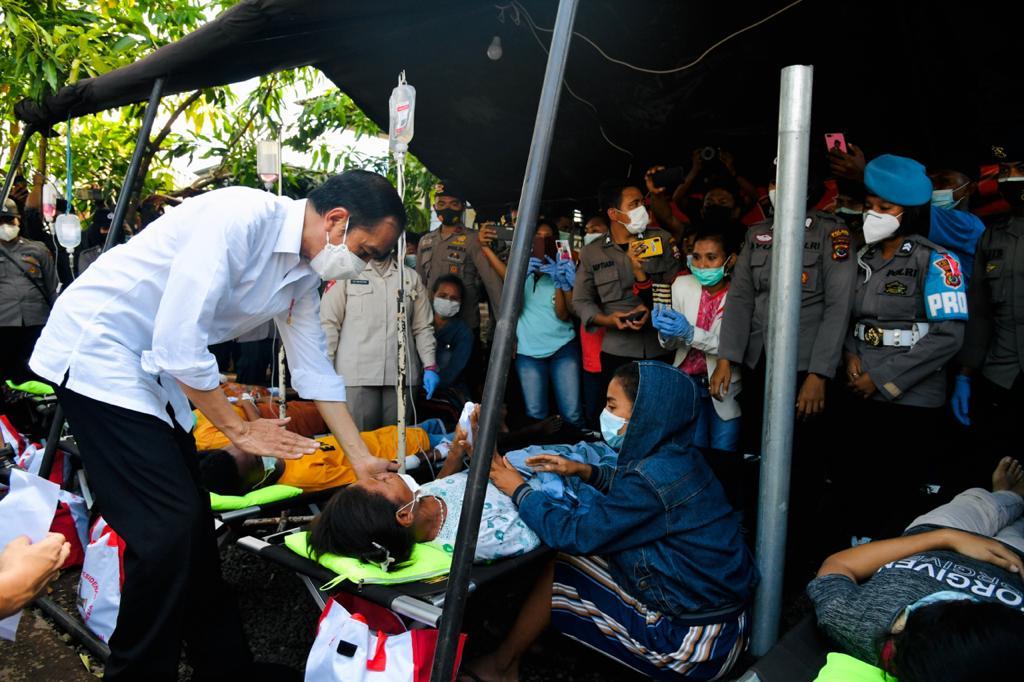 Presiden Joko Widodo turut mengingatkan warga setempat yang saat ini tengah berada di pengungsian untuk tetap berdisiplin menegakkan protokol kesehatan. ist