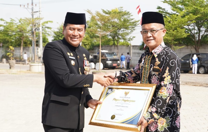 Pemkab Pasuruan Anugerahkan Penghargaan kepada 20 Elemen Masyarakat Berprestasi pada Hari Jadi Ke-79 Provinsi Jatim