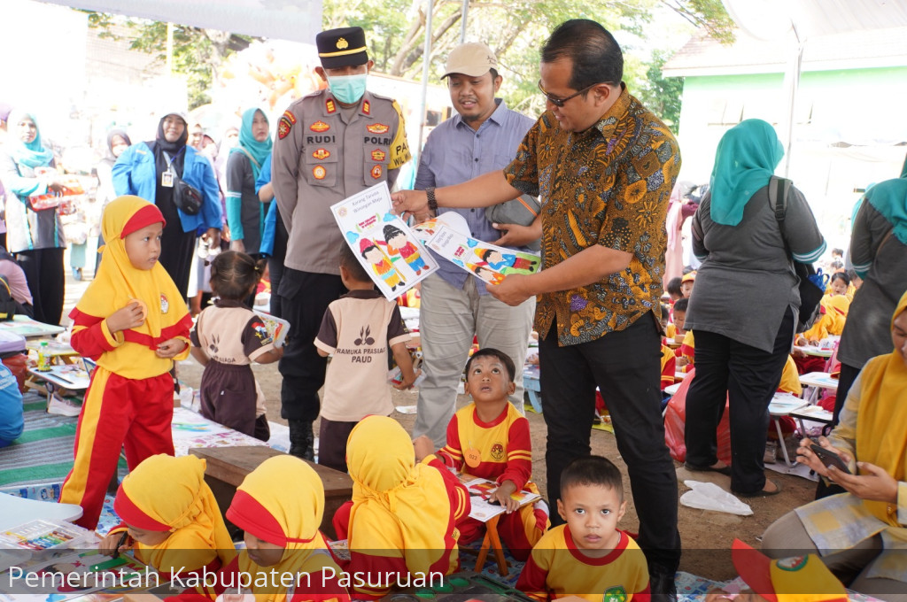 Pj Bupati Pasuruan, Nurkholis hadir memeriahkan peringatan Hari Sumpah Pemuda di Kecamatan Winongan, Sabtu pagi (26/10/2024) di halaman Bumdes Desa Gading 