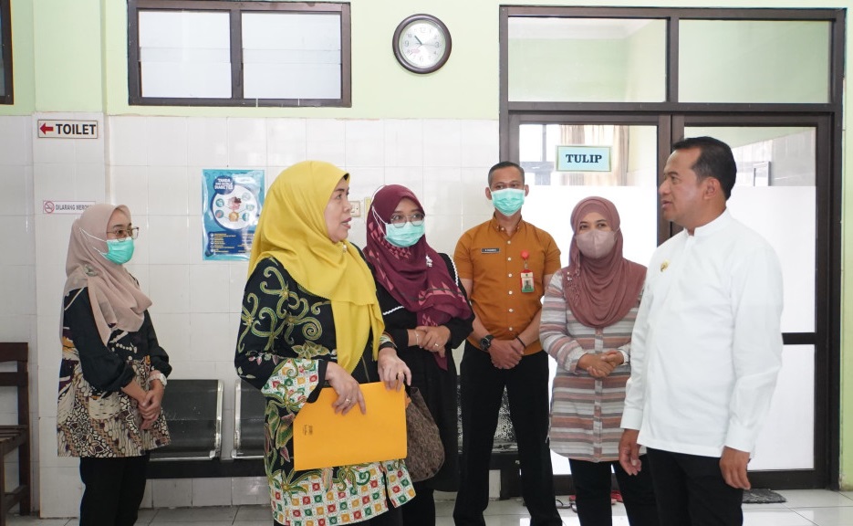 Penjabat (Pj) Bupati Pasuruan, Nurkholis saat  melakukan kunjungan mendadak ke Puskesmas Kepulungan,  Jumat (1/11/2024)