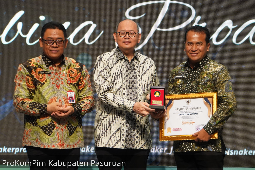 Pj. Bupati Pasuruan, Nurkholis, mendapat penghargaan bergengsi dalam ajang Produktivitas Siddhakarya 2024, sebagai Pembina Produktivitas.