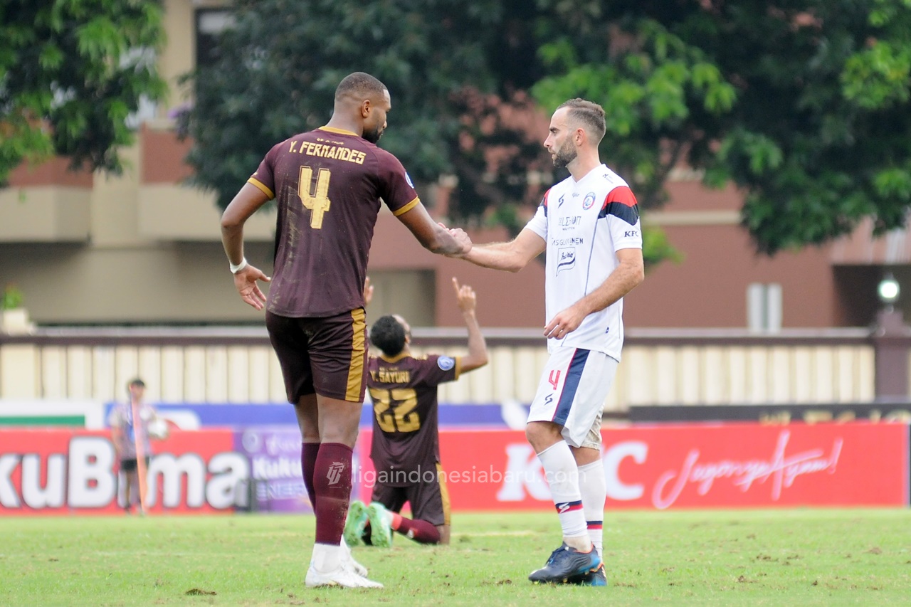Bertindak sebagai tuan rumah pada pekan ke-22 BRI Liga 1 2022/2023, Arema FC tumbang di tangan PSM Makassar dengan skor tipis 0-1 di Stadion PTIK Jakarta, Sabtu (4/2) sore.