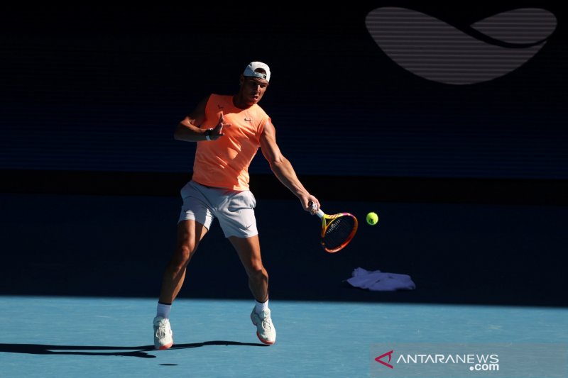 Petenis Spanyol Rafael Nadal berlatih di Melbourne Park menjelang turnamen tenis Australia Terbuka di Melbourne, Australia, Minggu (31/1/2021). REUTERS/Loren Elliott/HP/djo (REUTERS/LOREN ELLIOTT)
